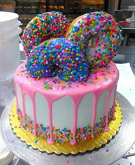 Donut cake. Rainbow Donut Cake, Donut Birthday Cake, Round Birthday Cakes, Lolly Cake, Doughnut Party, 10 Birthday Cake, Donut Cake, Big Wedding Cakes, Donut Birthday Parties