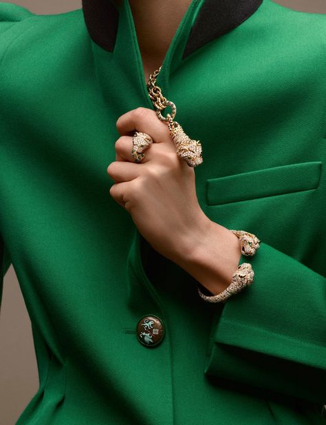 Philippe LACOMBE - Photographer | ELLE Jewelry Photography Styling, Gold Outfit, Jewelry Photoshoot, Still Life Photographers, Jewelry Fashion Trends, Jewelry Photography, Green Aesthetic, Pantone Color, Fall Looks