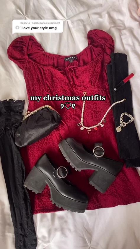 Xmas Day Outfit Ideas Casual, Christmas Day Fits Aesthetic, Christmas Party Aesthetic Outfit, Y2k Christmas Outfits, Alt Christmas Outfits, Christmas Fits Aesthetic, Xmas Day Outfit Ideas, Christmas Dinner Outfits, Christmas Outfits Aesthetic