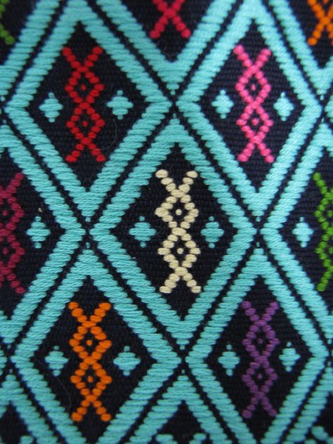 Chiapas Mexican Idiginous Textiles Guatemalan Textiles, Global Textiles, Mexican Embroidery, Rug Wall Hanging, Hand Looms, Textiles Fashion, Hanging Art, Art World, Guatemala