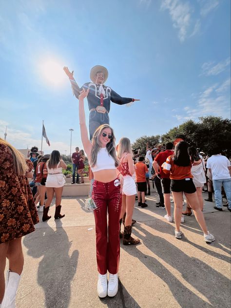 Red Leather Pants Outfit, Outfit Ideas Leather Pants, Concert Festival Outfit, Tailgate Outfits, Festival Outfit Ideas, Red Leather Pants, Outfits Sporty, Tailgate Outfit, Leather Pants Outfit