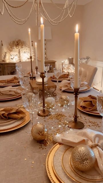 Michelle Fenelius on Instagram: "Happy New Year’s Eve!!🎊Decided to let my boys pick the menu- so we’re having cheeseburgers, chili dip, wings & spaghetti.😂 But mama still likes to make it fancy by breaking out the wedding china and crystal! 🥂🍔🍝🍟 #nyetablescape #newyearsevetable #tablescapestyling #glamtablescape #goldtable #nyedecor #nyevibes #nyemood #newyearseve #newyearsevevibes #newyearseveparty #newyearsevedinner #newyearsevemood #diningroomdecor #diningroomstyling #glamdiningroom #br Sparkle Dinner Party, New Years Table Decorations, New Years Table, Dinner Party Planning, Nye Dinner, Glam Dining Room, Nye Decorations, Chili Dip, New Years Eve Dinner