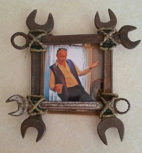 Wrench picture frame Old Tractor Parts Repurposed, Tool Wreath, Steel Welding, Recycled Metal Art, Metal Artwork Wall, Rustic Crafts, Diy Picture Frames, Metal Yard Art, Father's Day Diy