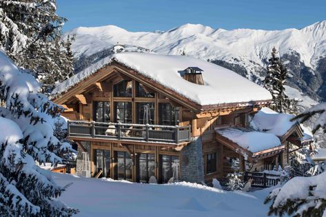 Chalet Manasa, Courchevel 1850 • Leo Trippi Contemporary Fireplace Decor, French Chalet, Contemporary Fireplace Designs, Courchevel 1850, Tv In Bathroom, Chalet Design, Luxury Ski Chalet, Ski Chalets, Ski House