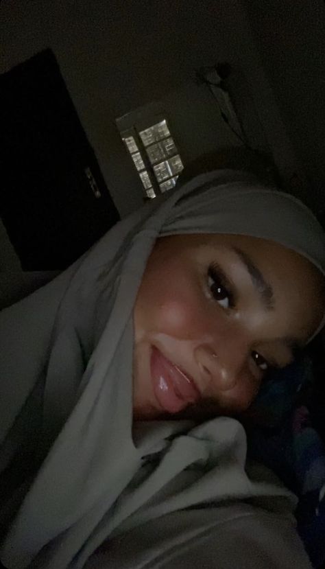 Simple Hijab, Hijabi Fashion Casual, Beautiful Curly Hair, Hijabi Style, Cute Muslim Couples, Hijabi Fashion, Muslim Girls, Insta Posts, Cute Selfie Ideas