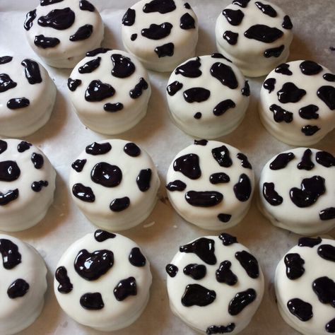 Cow Desserts Ideas, Cow Print Snacks, Cow Print Oreos, Cow Oreos, Cow Print Party Treats, Cow Print Macarons, Cow Theme Treats, Cow Print Food Ideas, Cow Print Treats