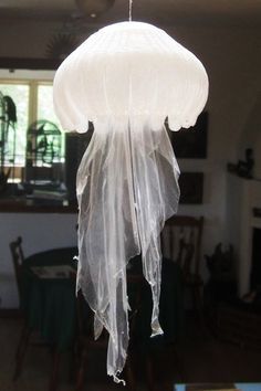 40 DIY Plastic Bag Recycling Projects Diy Jellyfish Decoration, Mystery Island, Plastic Bag Crafts, Turtle Stuff, Diy Jellyfish, Jellyfish Decorations, Jellyfish Light, Jellyfish Lamp, Jellyfish Craft