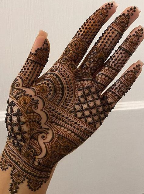 Mehendi Design For Palm Simple, Palm Full Mehndi Design, Simple Mehndi Designs For Savan, Aesthetic Mehndi Design For Palm, Mehendi Designs Front Hands, Palm Mehndi Design Aesthetic, Palm Mehndi Design Full, Mendhi Designs Latest, Mehedi Henna Ideas