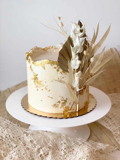 Boho Drip Cake, Uncommon Cake Design, Boho Birthday Cake For Women, Simple Boho Cake, Neutral Cake Ideas, Boho Cake Design, Floral Cake Design Birthday, Boho Cake Ideas Birthday, Gold Cake Design Birthday