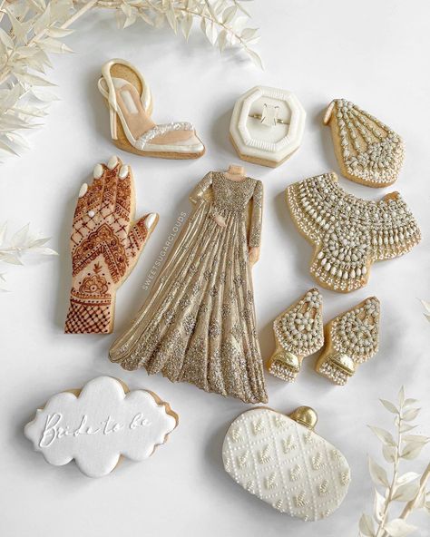 IG: sweetsugarclouds Desi Wedding Food, Bridal Cookies, Wedding Cake Cookies, Iced Biscuits, Desi Wedding Decor, Cake Decorating Frosting, Fondant Cookies, Indian Wedding Cakes, Cookie Do