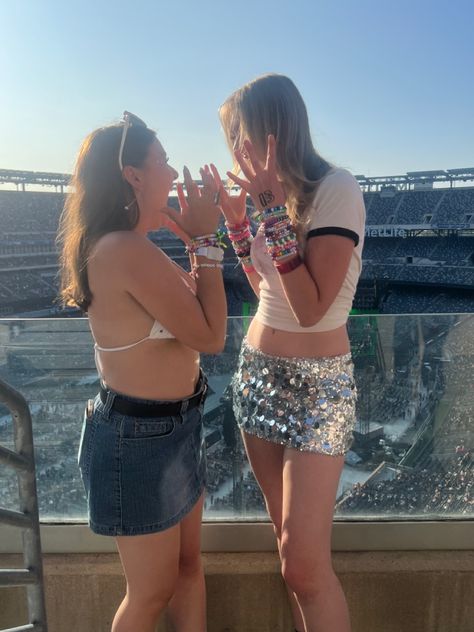 Eras Tour Outfit Ideas Best Friend, Taylor Swift Concert Outfit 1989, Eras Tour Photo Ideas, Eras Tour Outfits 1989, 1989 Eras Tour Outfit, Taylor Swift Concert Outfit, Tour Pictures, Concert Pictures, Eras Tour Taylor Swift