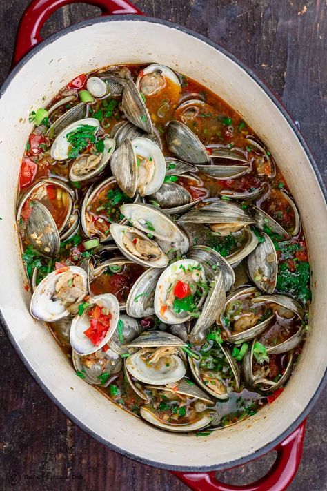 Hands down the BEST steamed clams recipe we've tried! And super easy to follow. You'll love the bright Mediterranean flavors in the garlic white wine broth! so good!!! How To Cook Clams, Clam Recipe, Steamed Clams Recipe, Clams Recipe, Steamed Clams, Mussels Recipe, The Mediterranean Dish, Clam Recipes, Mediterranean Dishes