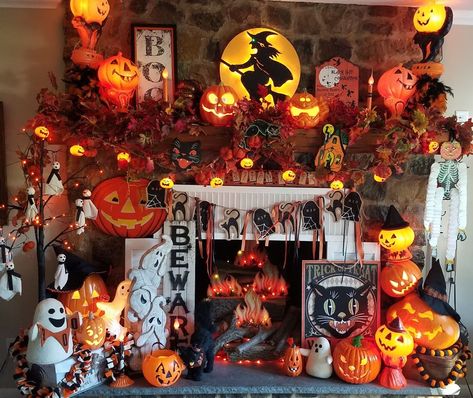 Vintage Halloween Fireplace Decor, Retro Thanksgiving Decor, 90s Halloween Decorations, Spooky Tablescape, Halloween Mantles, Halloween Fireplace Decor, Halloween Styling, Cabinet Decor Ideas, Halloween Ambiance