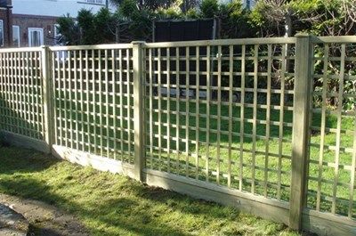 Trellis to enclose existing lawn & provide semi-permeable division between formal garden and play area in outer garden Panel Fence Ideas, Fence Ideas Minecraft, Metal Fence Ideas, Square Trellis, Ideas For Front Yard, Lattice Fence Panels, Panel Fence, Garden Trellis Fence, Garden Gates And Fencing