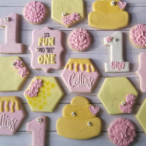 Bee Birthday Cookies, Pink Bee Birthday Party, First Bee Day Cookies, Sweet To Bee One Birthday Party, Bee Day Cookies, Bumble Bee 1st Birthday Girl, Bee Cookies Decorated, Bee Day Party Ideas 1st, Cookies Decorated Birthday