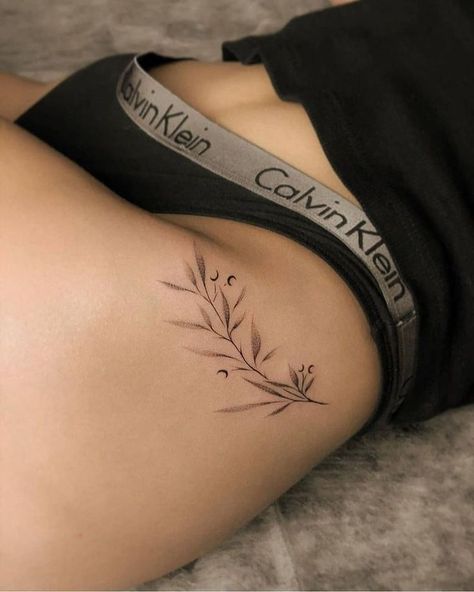 Tato Minimal, Floral Thigh Tattoos, Festive Outfits, Fashion For Girls, Thigh Tattoos, Stylist Tattoos, Thigh Tattoos Women, Classy Tattoos, Dainty Tattoos