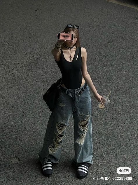 Acubi Summer Fit, 2000s Trashy, Asian Streetwear, Pose Fotografi, Denim Decor, 90s Aesthetic, Streetwear Fashion Women, Style Streetwear, Denim Trousers