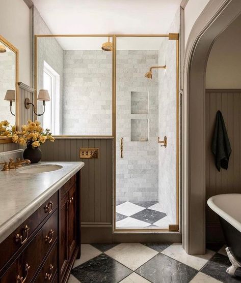 Bathroom Ideas & Designs - Decor Inspiration East Coast Bathroom, Nantucket Bathroom, Traditional Bathroom Design, Scandinavian Houses, Traditional Bathroom Designs, House Loft, Primary Bathroom, Traditional Houses, Industrial House