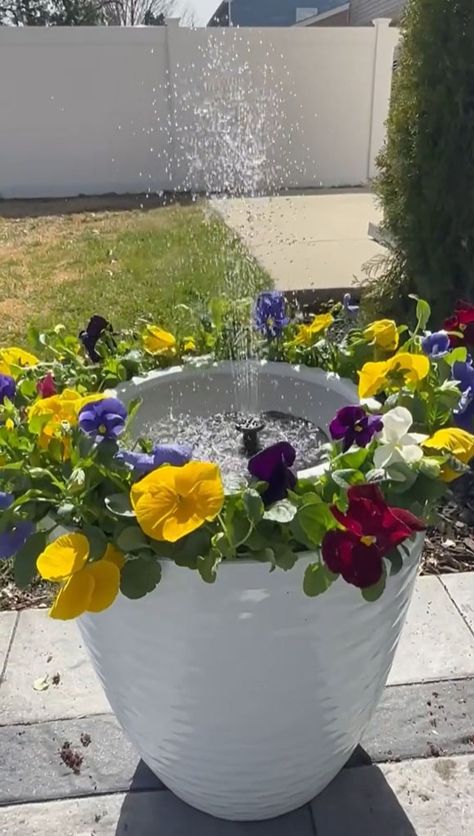 I made a lawn fountain with a $10 Amazon buy - it won't run up your water bill Outside Fountains, Landscaping Water Feature, Patio Flower Pots, Solar Water Feature, Diy Solar Fountain, Small Patio Decor, Solar Water Fountain, Diy Water Fountain, Patio Flowers