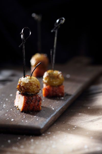 This canape recipe is surprisingly simple to make & looks impressive. Crispy pork with the sweetness of apple, a perfect bite that will be a party favourite. Hours Devours, Crispy Pork Belly Bites, Pork Belly Skewers, Steak Dinner Sides, Enchanted Party, Canapes Recipes, Roasted Apples, Crispy Pork Belly, Skewer Recipes