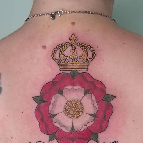 Jason Dickens on Instagram: "@shawkins1982 came in and got a Tudor rose with Latin saying. #tattoo #tattoos #tattooartist #instagood #tudorrose #tudorrosetattoo #backtattoo #colortattoo #crowntattoo #skinart #bodyart #ink" Tudor Tattoo, Tudor Rose Tattoo, Queen Elizabeth Tudor, Elizabeth Tudor, Latin Quotes, Tudor Rose, Crown Tattoo, Skin Art, Rose Tattoo