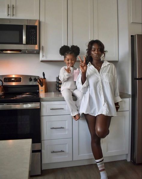 Black Mom Asthetic Picture, Mom Dream Life, Beach Inspo Pics Family, Black Mom Aesthetic, Hard Decision, 2 Daughters, Black Motherhood, Mommy And Daughter, Mommy Moments