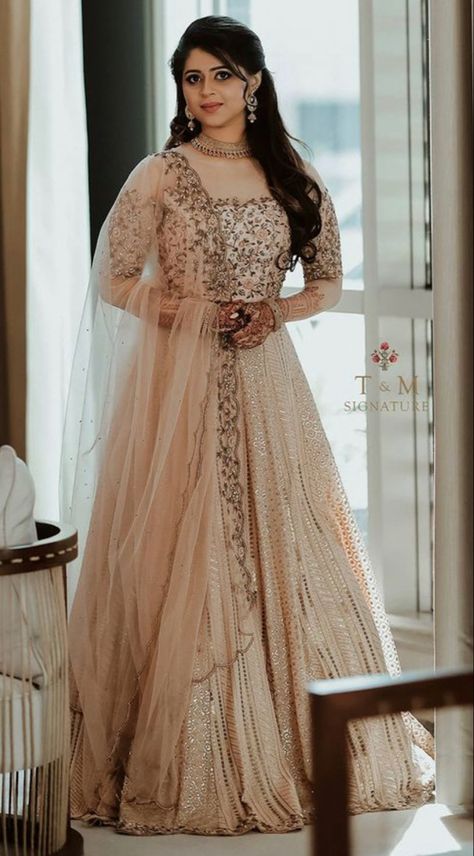 Simple Engagement Look Indian, Customised Lehenga, Reception Dress Indian, Engagement Lehengas, Engagement Dress For Bride Indian, Engagement Couple Dress, Indian Reception Outfit, Lehenga For Engagement, Engagement Dress For Groom