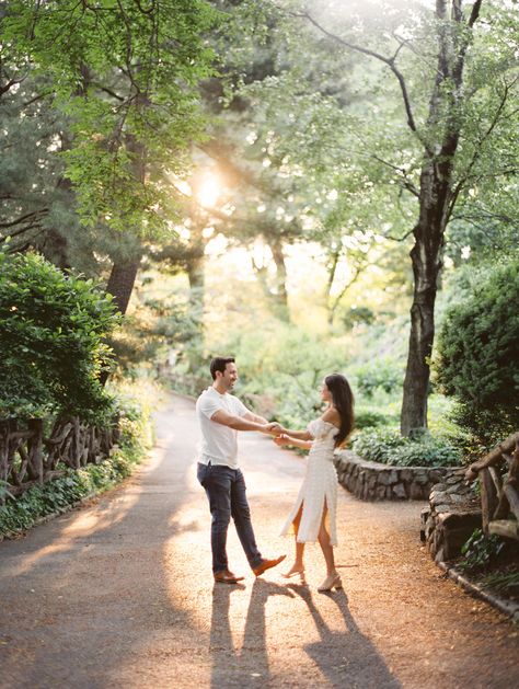 Botanical Garden Photo Shoot Couple, Botanical Garden Engagement Shoot, Engagement Photos Central Park, Engagement Photos Park, Outdoor Engagement Pictures, New York Engagement Photos, Belvedere Castle, Engagement Photos Nyc, Engagement Shoots Poses