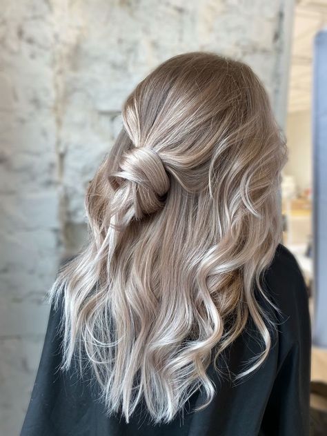 Ashy Blonde Hair, Champagne Blonde Hair, Champagne Hair, Beige Blonde Hair, Blonde Wedding Hair, Dark Blonde Hair Color, Silver Blonde Hair, Hair Blond, Dyed Blonde Hair