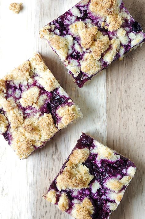 Easy Blueberry Crumble Bars #blueberry #dessert #easyrecipe #bars #sweet #pie #dessertrecipe #blueberrycobbler #theforkedspoon | For this recipe and more visit https://theforkedspoon.com Fruit Desserts For Parties, Brunch Potatoes, Easy Blueberry Crumble, Blueberry Crumb Bars, Desserts For Parties, Blueberry Crumble Bars, Blueberry Bars, Crumb Bars, Diy Easy Recipes