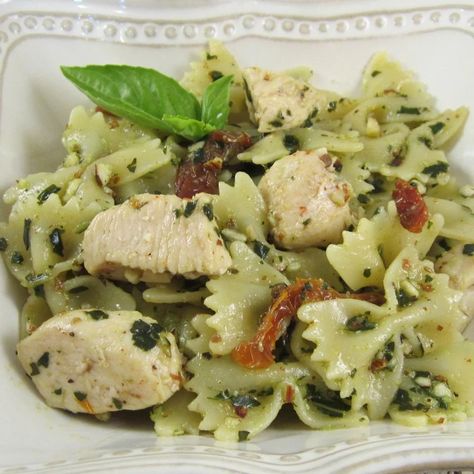 Pesto Pasta With Chicken, Pesto Pasta Recipes Chicken, Pasta With Chicken, Bow Tie Pasta, Pasta Meals, Pesto Pasta Recipes, Chicken Pesto, Chicken Recipes Video, Easy Pasta Dishes