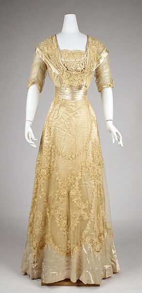 Ball gown | American | The Met 1900s Fashion, Robes Vintage, Lace Ball Gowns, Edwardian Dress, Patiala Salwar, Old Dresses, Antique Dress, Vintage Gowns, Antique Clothing