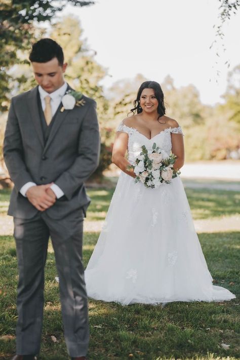 Cute Wedding Poses Bride And Groom, Simple Wedding Photography Poses, Family Photo Poses Wedding, Larger Bride Photography, First Look Pictures Wedding, Wedding Pose Ideas Photography, Wedding Picture Ideas Plus Size, Small Wedding Photography Poses Family Pictures, First Look Poses