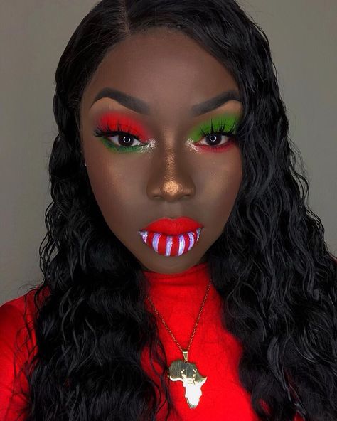 6,479 Likes, 123 Comments - LAS VEGAS Makeup Artist 🎀 (@stormnyx) on Instagram: ““It’s starting to feel a lot like Christmas” 🎄🎄🎄🎄🎄 #makeuponpoint #makeupforblackwomen #makeup…” Grinch Makeup Look, Las Vegas Makeup, Grinch Makeup, Vegas Makeup, New Makeup Ideas, Christmas Eye Makeup, Makeup Challenges, Makeup On Fleek, Christmas Makeup