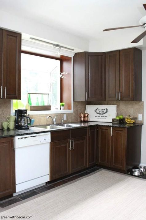 Kitchen Cabinets Without Handles, Kirchen Design, Brighten Kitchen, Dark Brown Kitchen Cabinets, Kitchen With Dark Cabinets, Dark Brown Kitchen, Modern Kitchen Apartment, Dark Brown Cabinets Kitchen, Dark Wood Kitchen Cabinets