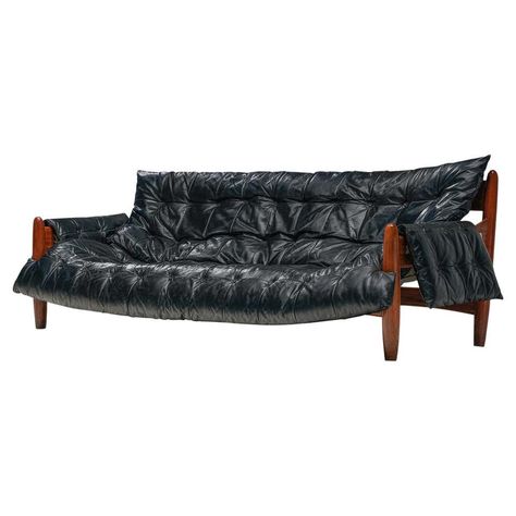 Sergio Rodrigues 'Sheriff' Sofa in Black Leatherette and Imbuia For Sale at 1stDibs Modern Furniture Design, House Restoration, Wood Joints, Oscar Niemeyer, Design Salon, Deco Luminaire, Black Sofa, Large Sofa, Bergamo