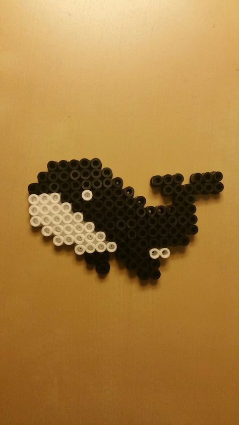 Orca Whale Perler Beads, Diy Orca Crafts, Perler Bead Orca, Black And White Perler Beads, Perler Beads Ideas Animals, Whale Perler Beads, Stranger Things Perler Beads, Pisla Ideas, Ironing Beads