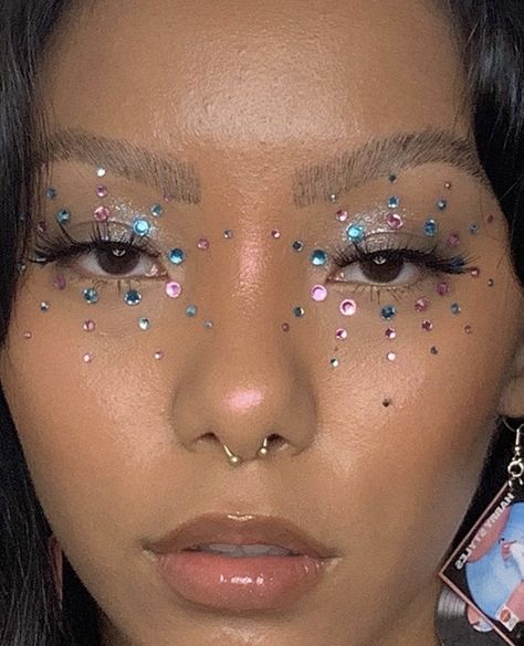 Makeup Rhinestones, Euphoria Makeup Looks, Edc Makeup, Makeup Euphoria, Jewel Makeup, Gem Makeup, Face Rhinestones, Concert Makeup, Euphoria Makeup