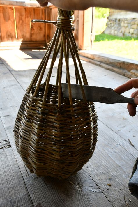 Basket Willow, Basket Weaving Diy, Willow Weaving, Willow Wood, Willow Branches, Bird Houses Diy, Concrete Wood, A Frame House, Bird Tree