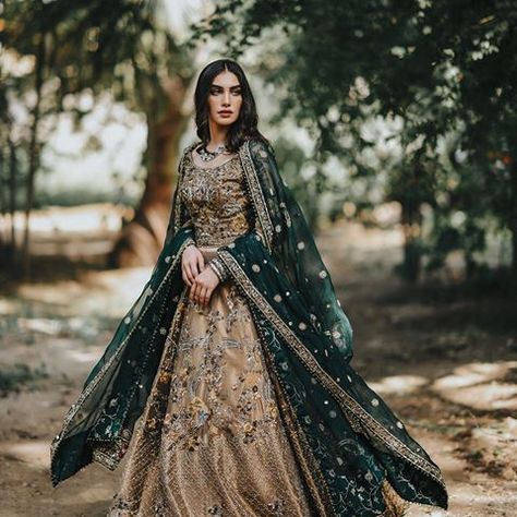 Mehlum S. Sadriwala (@mehlum.sadriwala) • Instagram photos and videos Green Dress Outfit Wedding, Unique Bridal Lehenga, Gorgeous Lehenga, Lehenga Inspiration, Green Dress Outfit, Halter Wedding, Walima Dress, Desi Wedding Dresses, Nikkah Dress