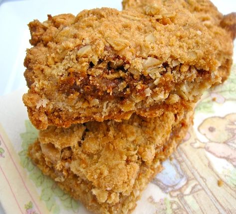 Dulce de Leche or Arequipe Bars Amish Oatmeal, Amish Food, Breakfast Bars Recipe, Delish Cakes, Flapjack Recipe, Energy Bars Recipe, Healthy Snack Bars, Apple Breakfast, Oatmeal Cake