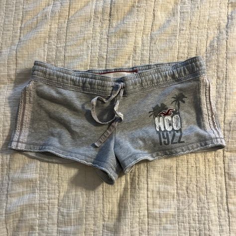 medium Hollister booty shorts - Depop Where To Get 2000s Clothes, Shorts Png Aesthetic, Holister Shorts, Country Jeans, Hollister Clothes, Soffe Shorts, Mcbling Fashion, Y2k Hollister, 2000s Clothing