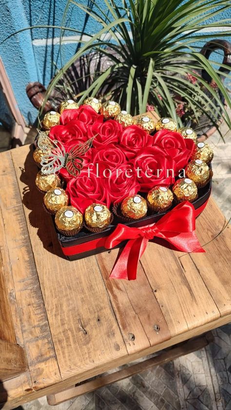 Rojo, dorado, negro, rosas, chocolates, caja, liston. Ribbon Flowers Bouquet, Eternal Flowers, Cute Couple Gifts, Diy Crafts Paper Flowers, Ribbon Flowers, Couple Gifts, Flowers Bouquet, Paper Flowers, Bouquets