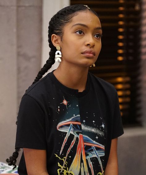 Grown Ish Hairstyles, Grownish Outfits, Invisible Braids, Cornrow Hairstyle, Grown Ish, Yara Shahidi, Top Braid, Pelo Afro, Cool Braid Hairstyles