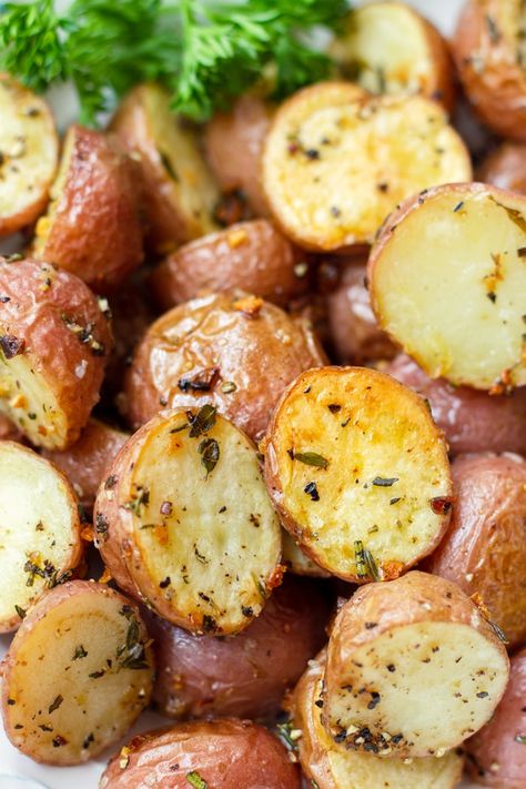 Crispy Herb Roasted Potatoes with garlic, rosemary, and thyme! This easy roasted potatoes recipe is super easy and takes only 30 minutes #cookingformysoul #potatoes #roastedpotatoes | cookingformysoul.com How To Cook Petite Potatoes, Mixed Potatoes Roasted, Recipes Using Fresh Rosemary And Thyme, Roasted Petite Red Potatoes, Oven Roasted Petite Potatoes, Klondike Potatoes Recipes, Rosemary Red Potatoes Roasted, Petite Red Potato Recipe, Bite Size Potato Recipe