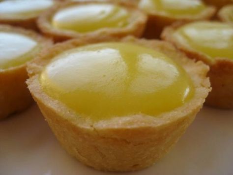 Lemon Tassies- These look so yummy and cute! Though I think they will need a tad bit of powder sugar on top when I bake them. Pastry Cake Design, Tassies Recipe, Mini Lemon Tarts, Bite Size Food, Lemon Curd Recipe, Curd Recipe, Lemon Ginger, Mood Food, Dessert Tray