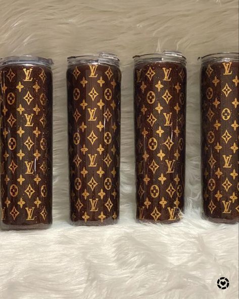 Lv Stanley Cup, Louis Vuitton Tumbler Cup, Cup Designs Tumbler, Louis Vuitton Tumbler, Tumbler Business, Epoxy Projects, Bebidas Do Starbucks, Purse Style, Glitter Bag