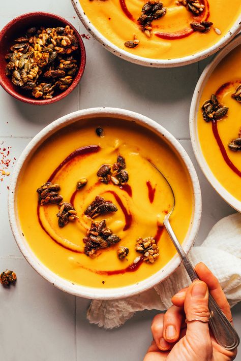 Creamy Carrot Ginger Soup (Instant Pot Friendly!) - Minimalist Baker Recipes Vegan Carrot Soup, Soup Instant Pot, Carrot Ginger Soup, Ginger Soup, Raw Pumpkin Seeds, Minimalist Baker, Carrot And Ginger, Carrot Soup, Carrot Recipes