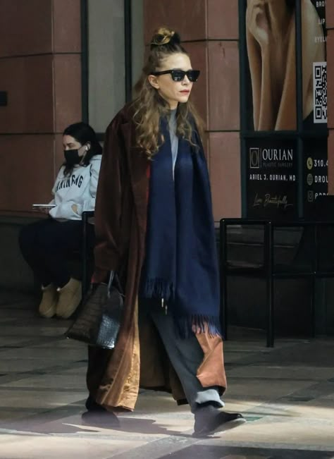 Olsen Twins Style 2020, Mary Kate Olsen Style, Ashley Olsen Style, Olsen Fashion, The Olsen Twins, Olsen Twins Style, Winter Dressing, Winter Boots Outfits, Kate Olsen