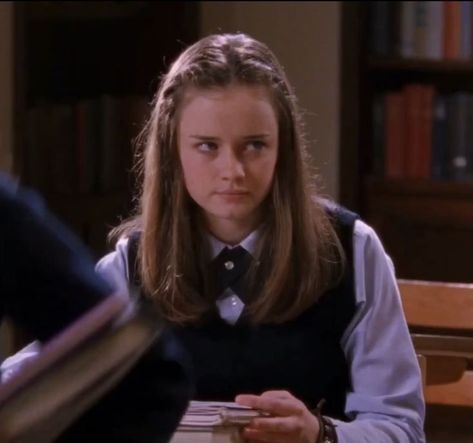 Gilmore Hairstyles, Roy Gilmore, Rory Gilmore Hair, Chilton Rory, Rory Gilmore Style, Gilmore Girls Fashion, Gilmore Girls Outfits, Gilmore Girl, Rory Gilmore